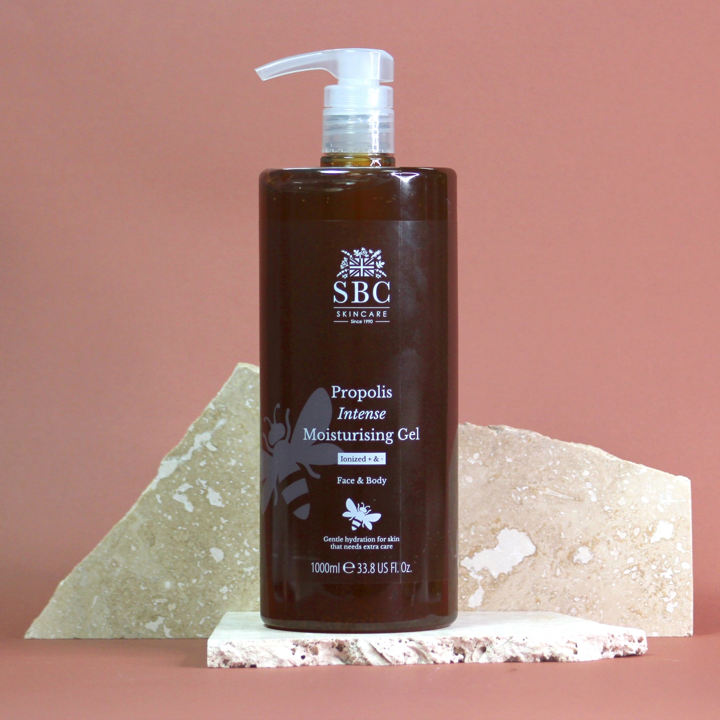 SBC Propolis Intense 1000ml Moisturising Gel set against a pinkish background and parts of broken tile in an artistic lifestyle image